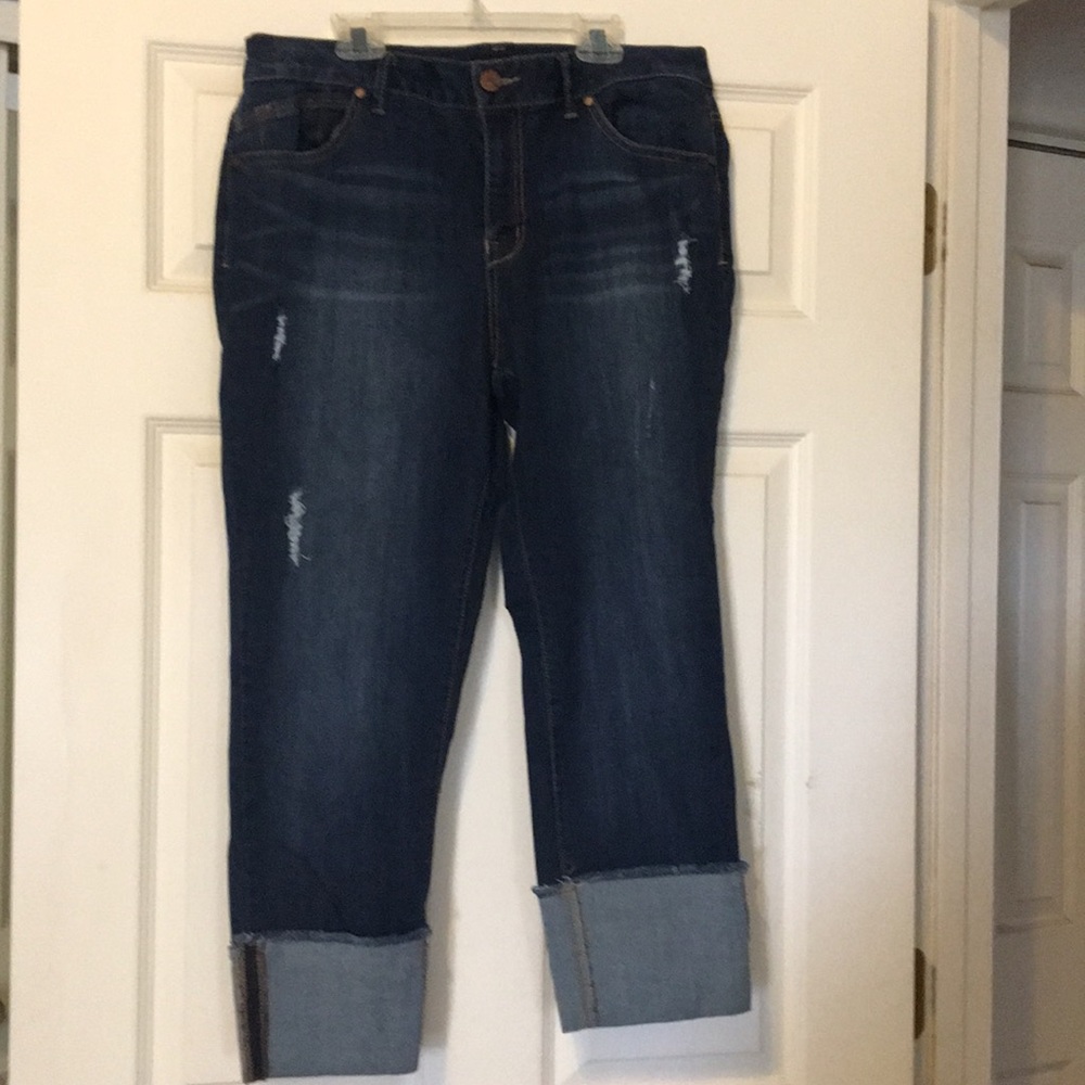 Distressed jean capris